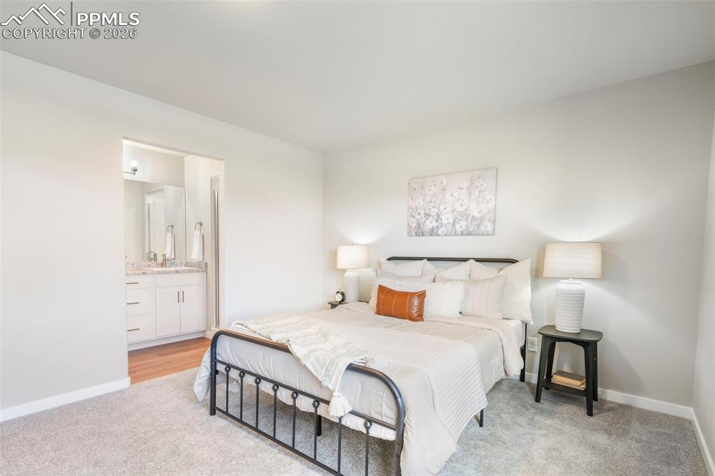 Image 26 of 50: Bathroom