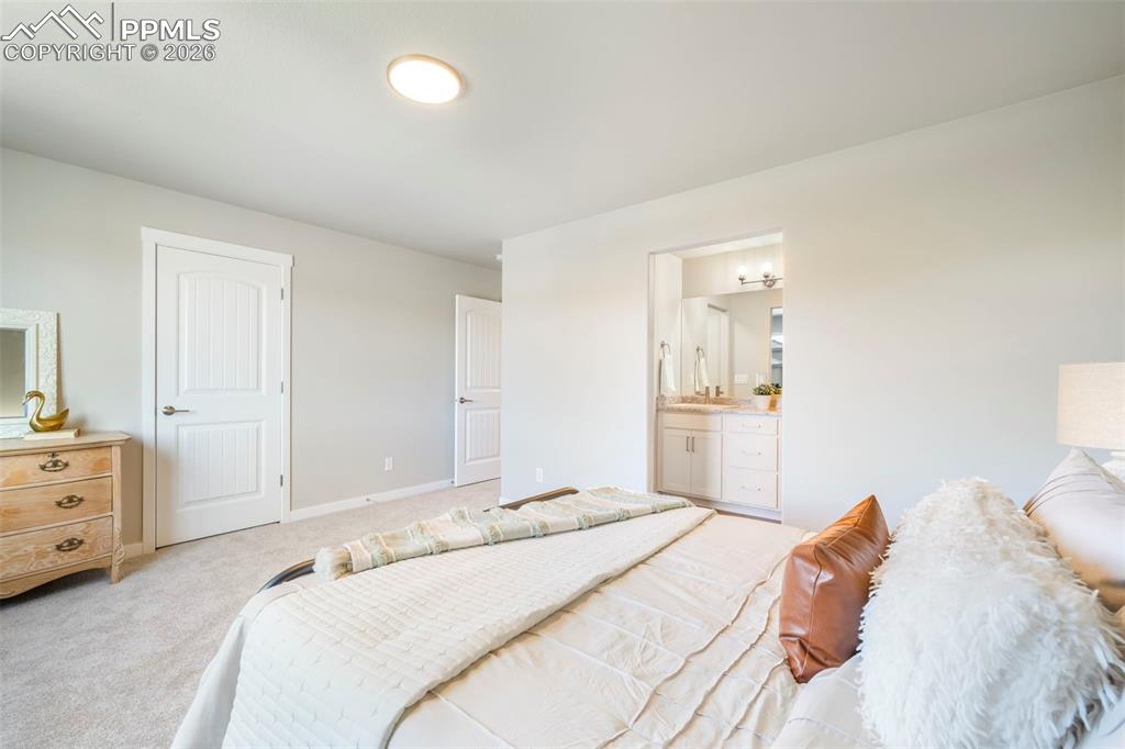 Image 29 of 50: Bedroom