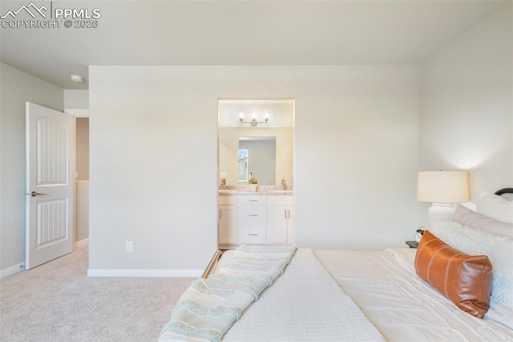 Image 30 of 50: Bedroom