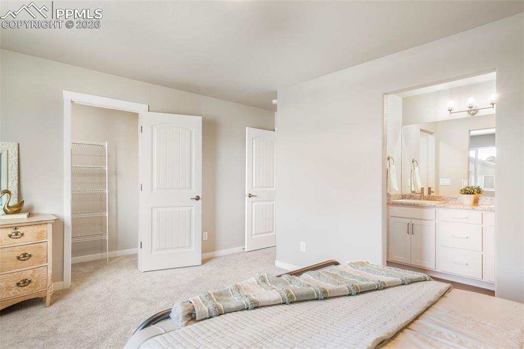 Image 31 of 50: Bedroom