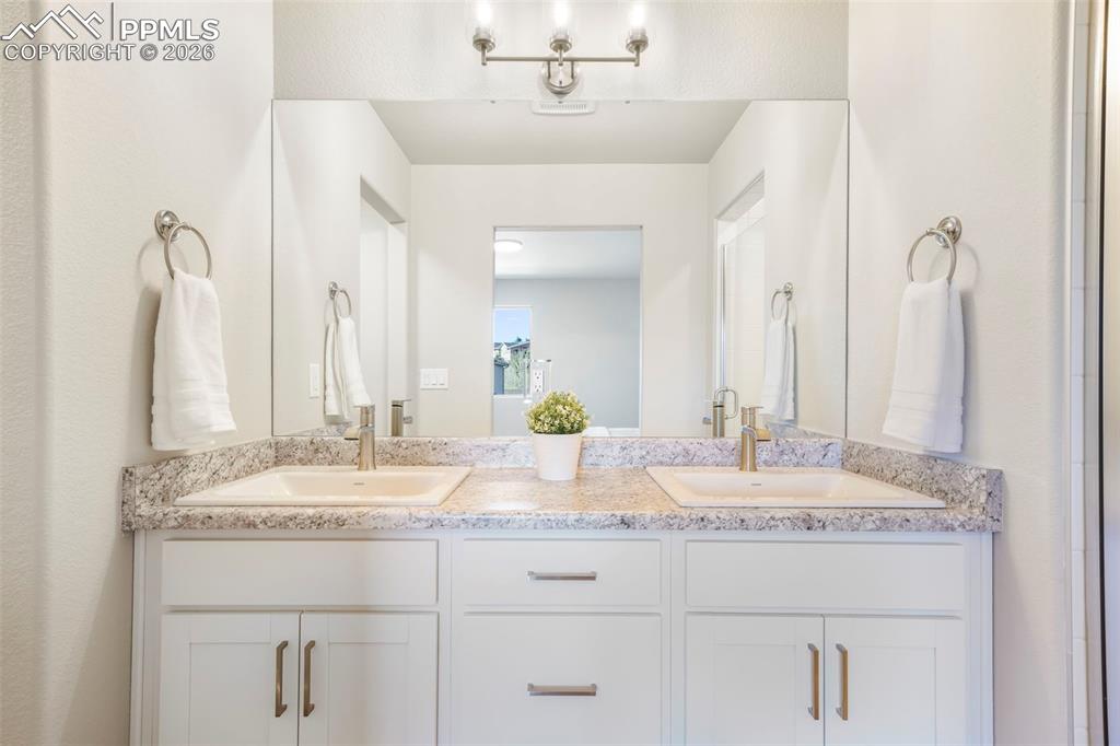 Image 32 of 50: Bedroom