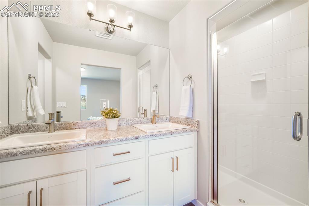 Image 33 of 50: Bedroom