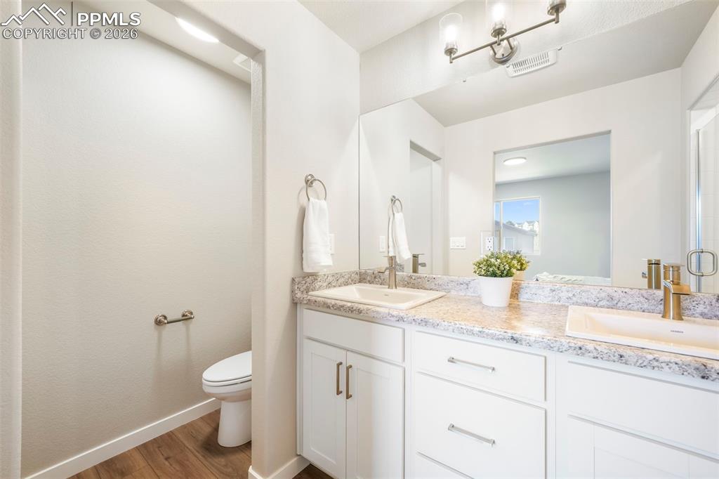 Image 34 of 50: Bedroom