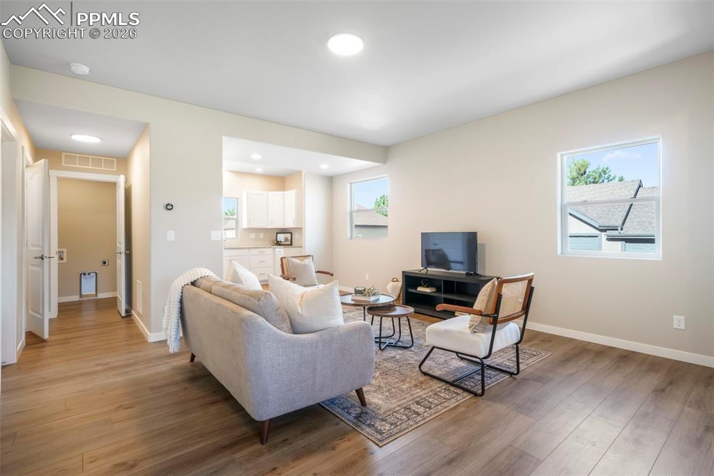 Image 35 of 50: Bedroom