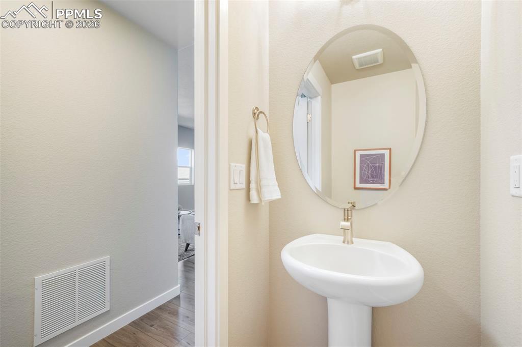 Image 37 of 50: Bathroom