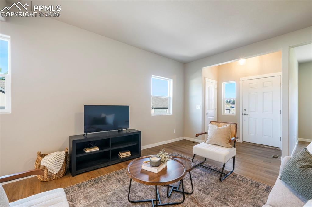 Image 6 of 50: Living Room