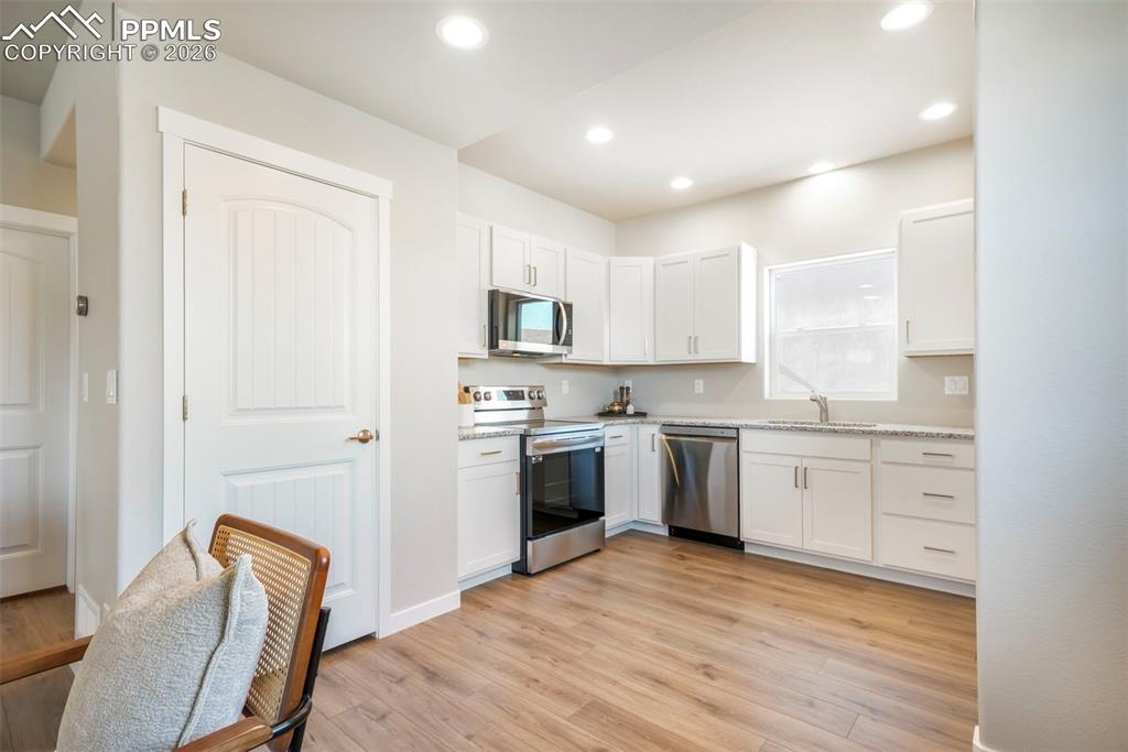 Image 8 of 50: Living Room