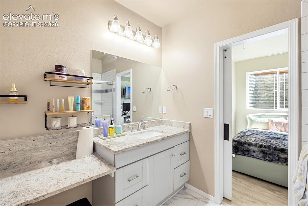 Image 19 of 38: Bathroom