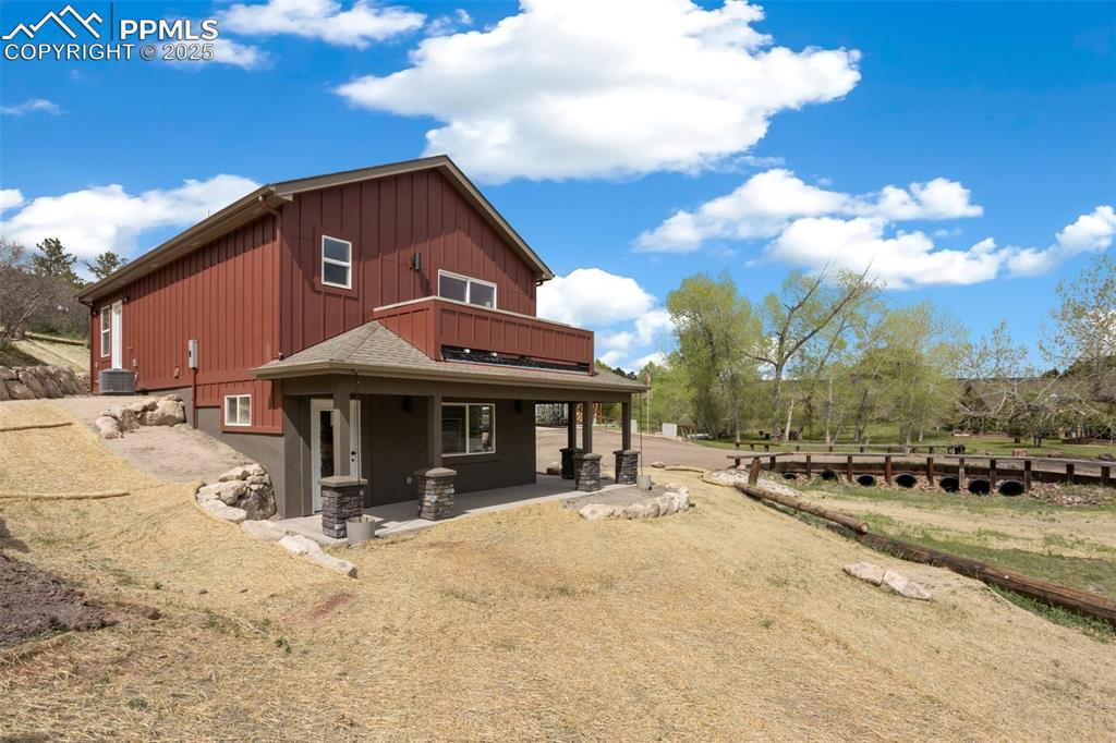 Image 31 of 33: Wonderful side yard & private back patio with stone retaining wall