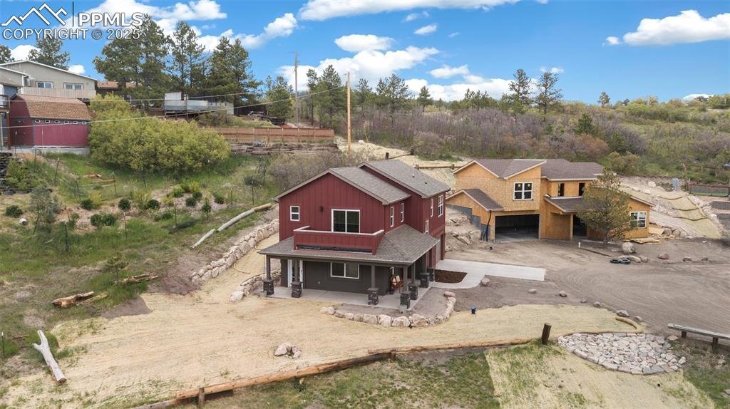 Image 33 of 33: Wonderful side yard & private back patio with stone retaining wall
