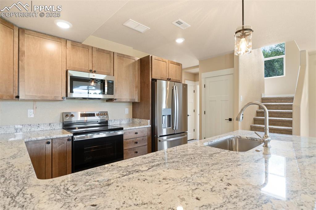 Image 7 of 33: Kitchen