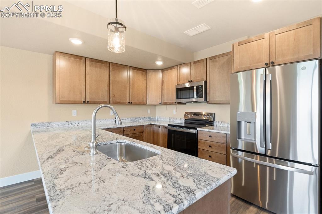 Image 8 of 33: Kitchen