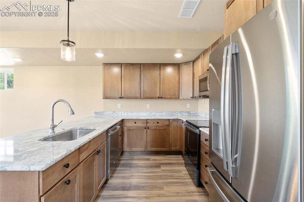 Image 9 of 33: Kitchen