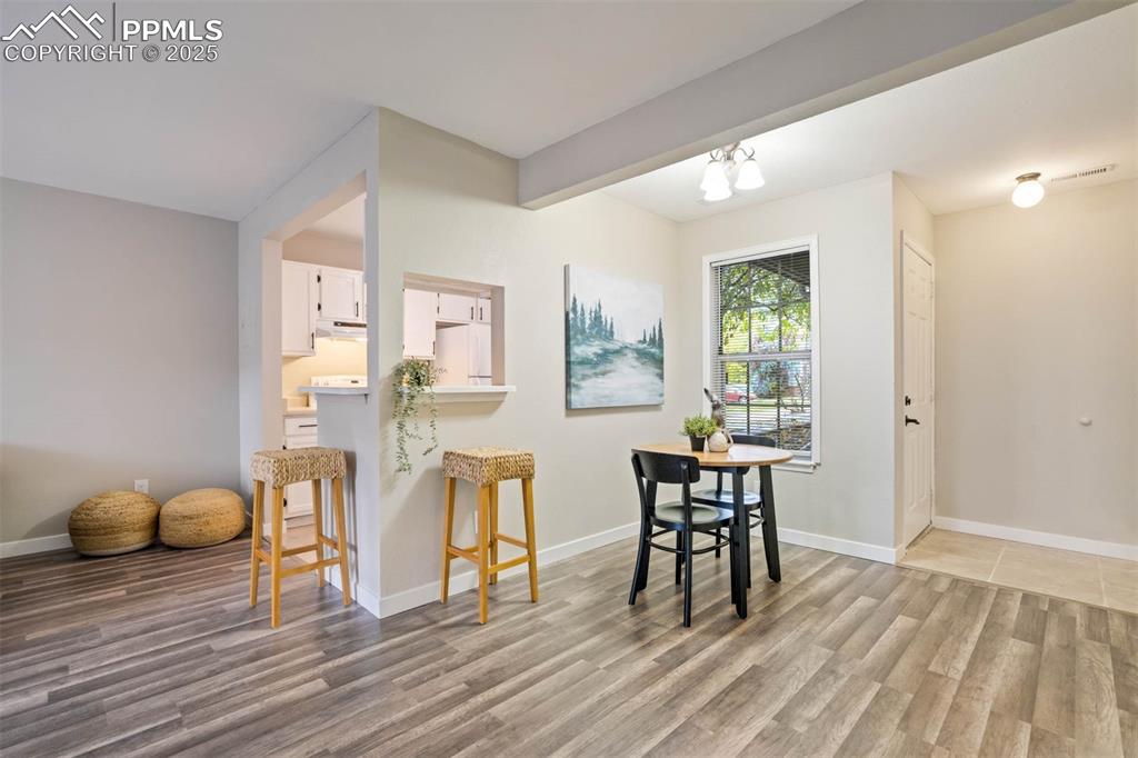 Image 4 of 22: Dining Area