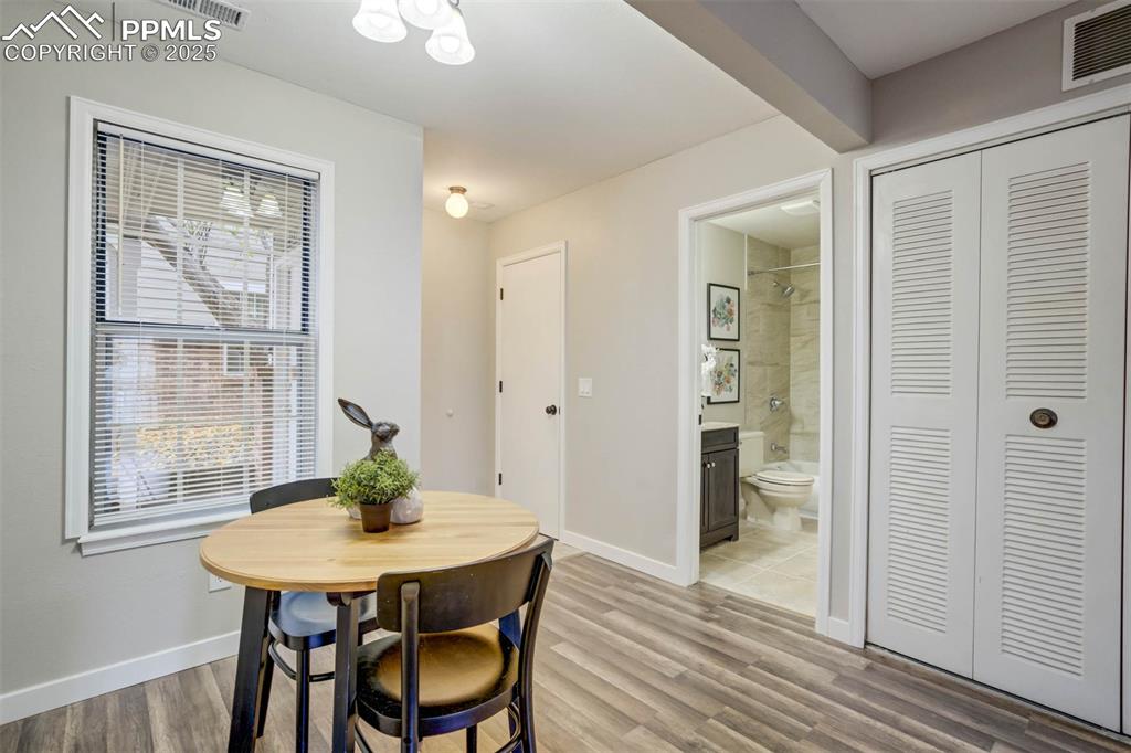 Image 5 of 22: Dining Area