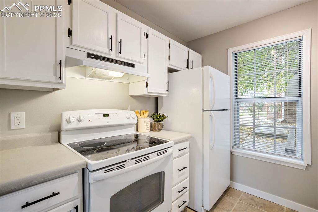 Image 9 of 22: Kitchen