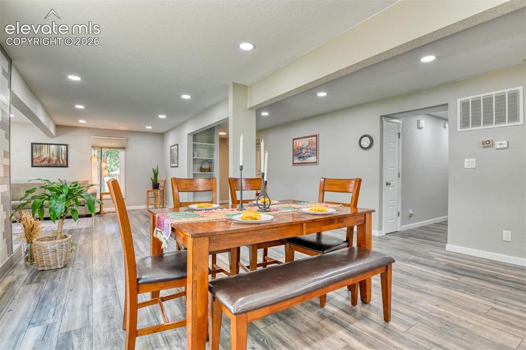 Image 10 of 33: Dining Area