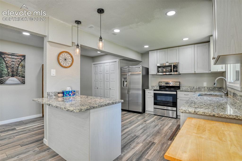 Image 14 of 33: Kitchen
