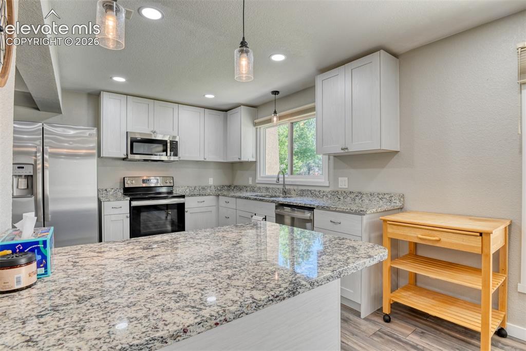 Image 15 of 33: Kitchen