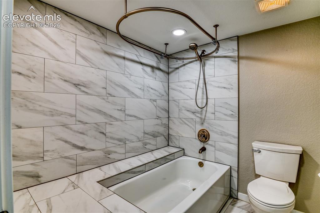 Image 19 of 33: Bathroom