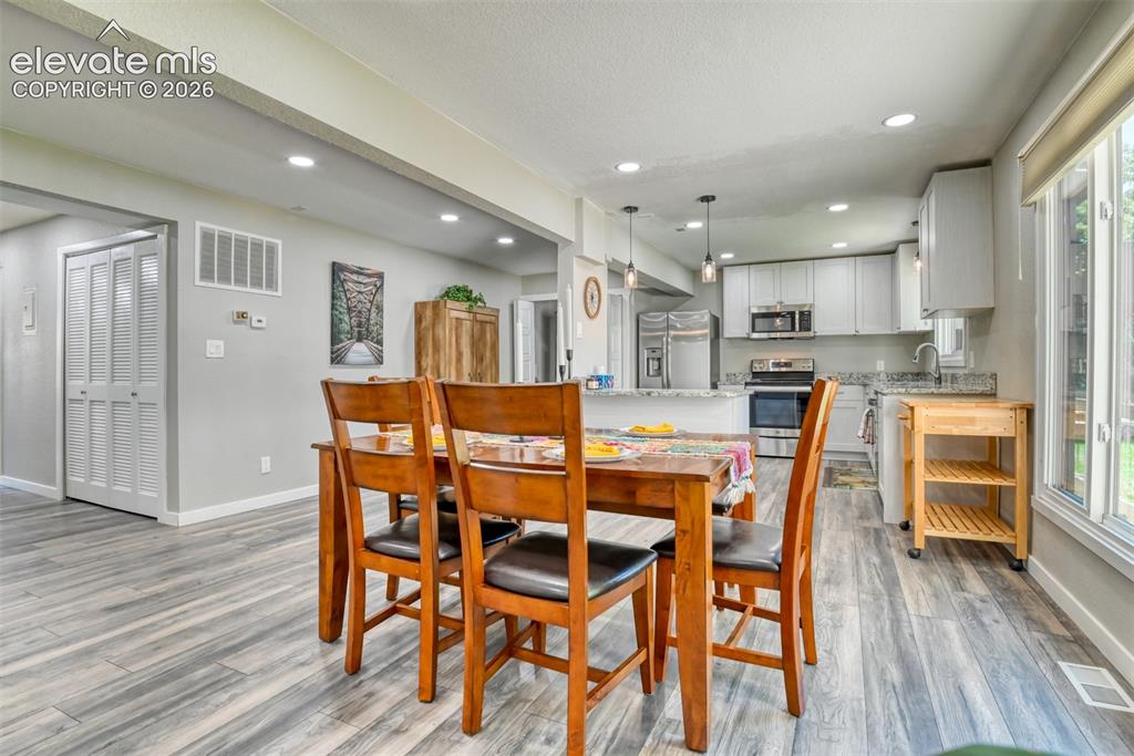 Image 9 of 33: Dining Area