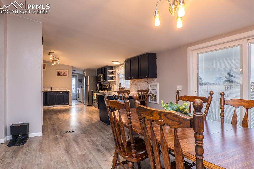 Image 7 of 50: Dining Area