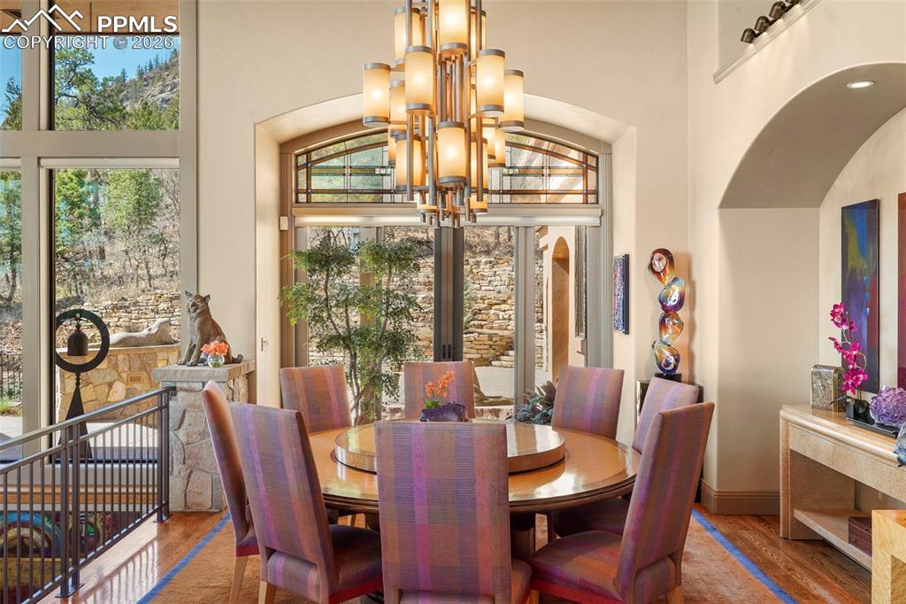 Image 10 of 50: Dining Area