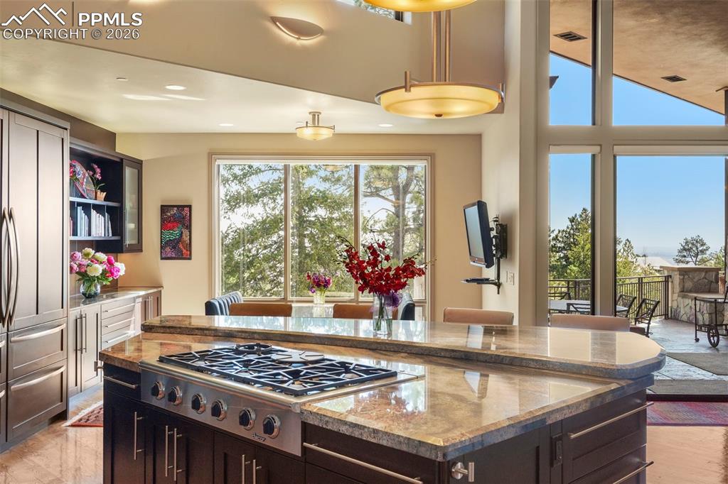 Image 14 of 50: Kitchen