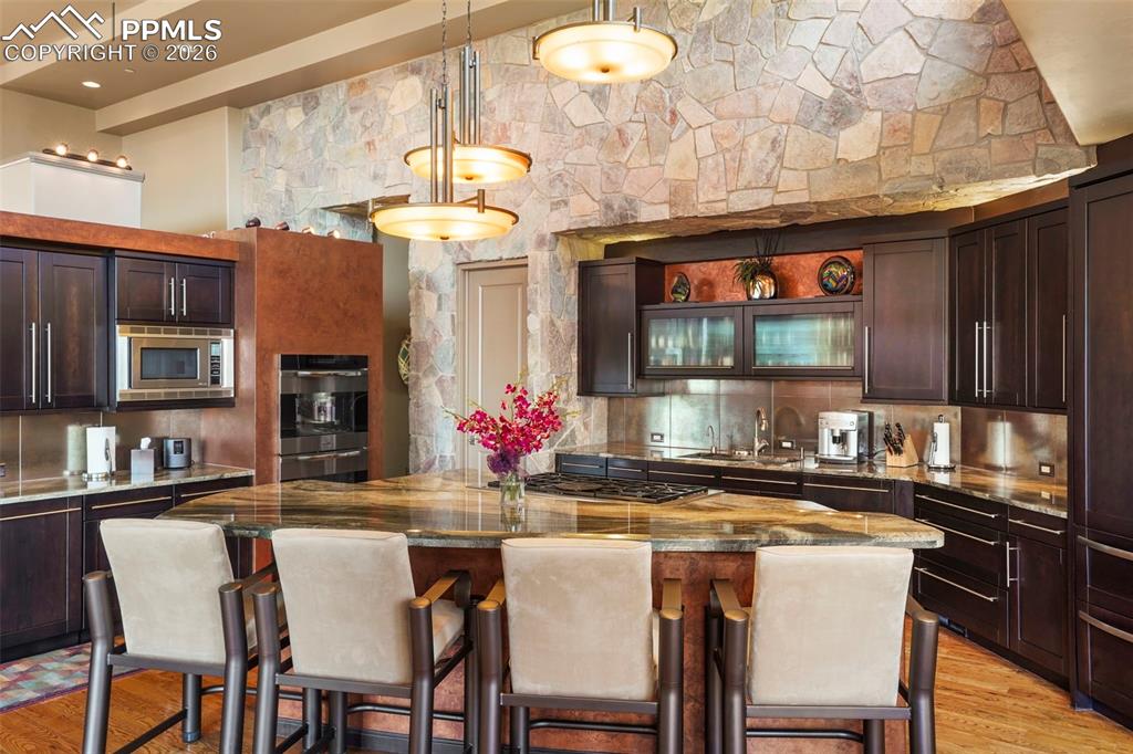 Image 15 of 50: Kitchen