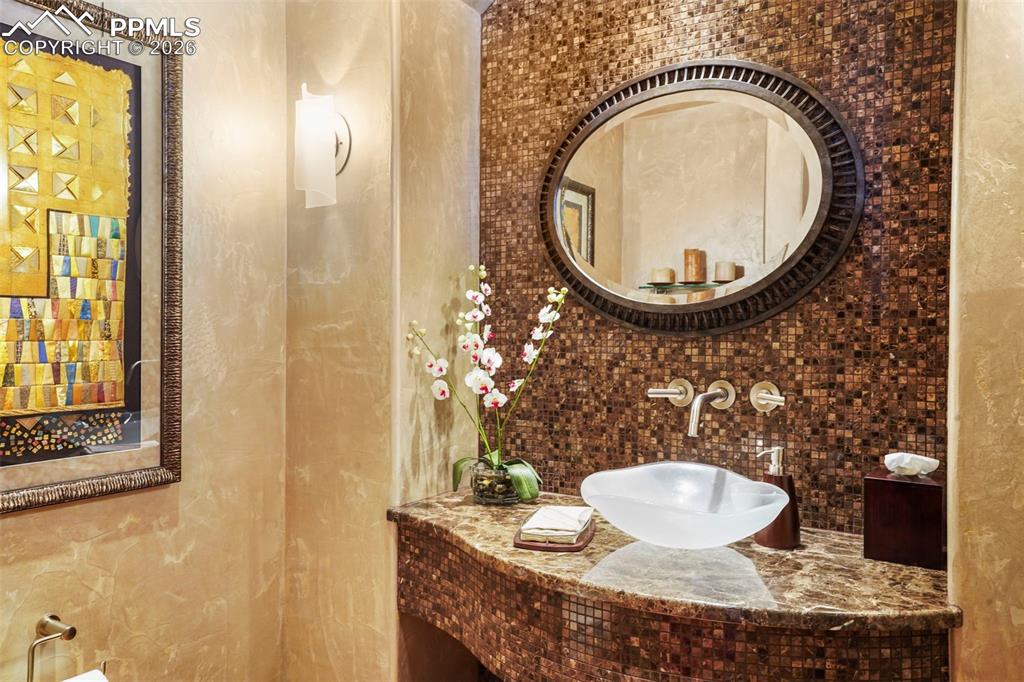 Image 19 of 50: Bathroom