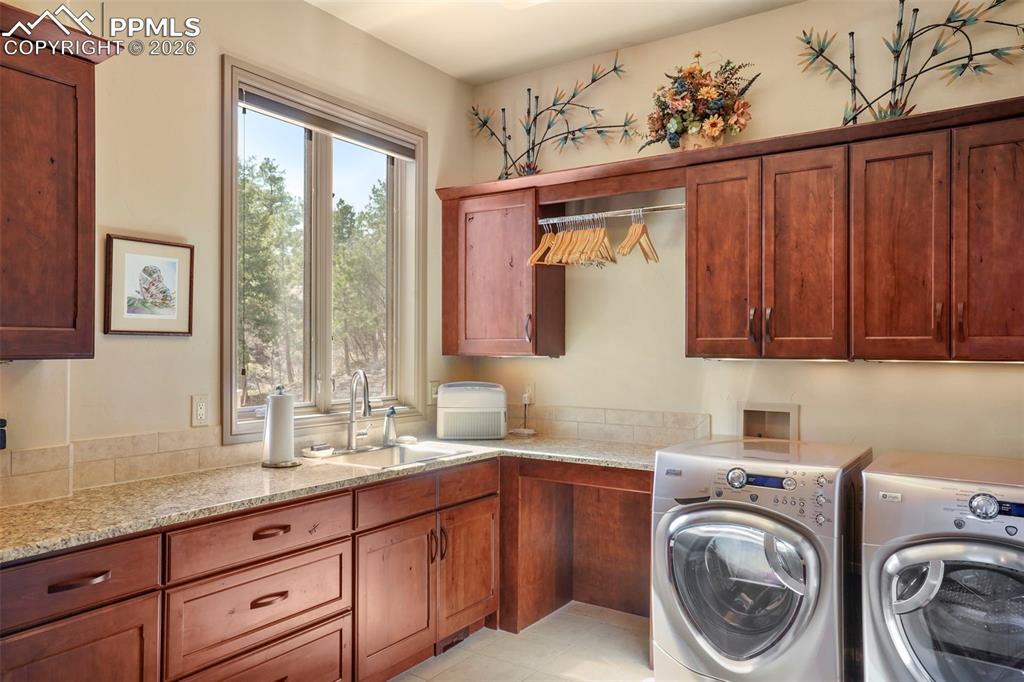 Image 20 of 50: Laundry