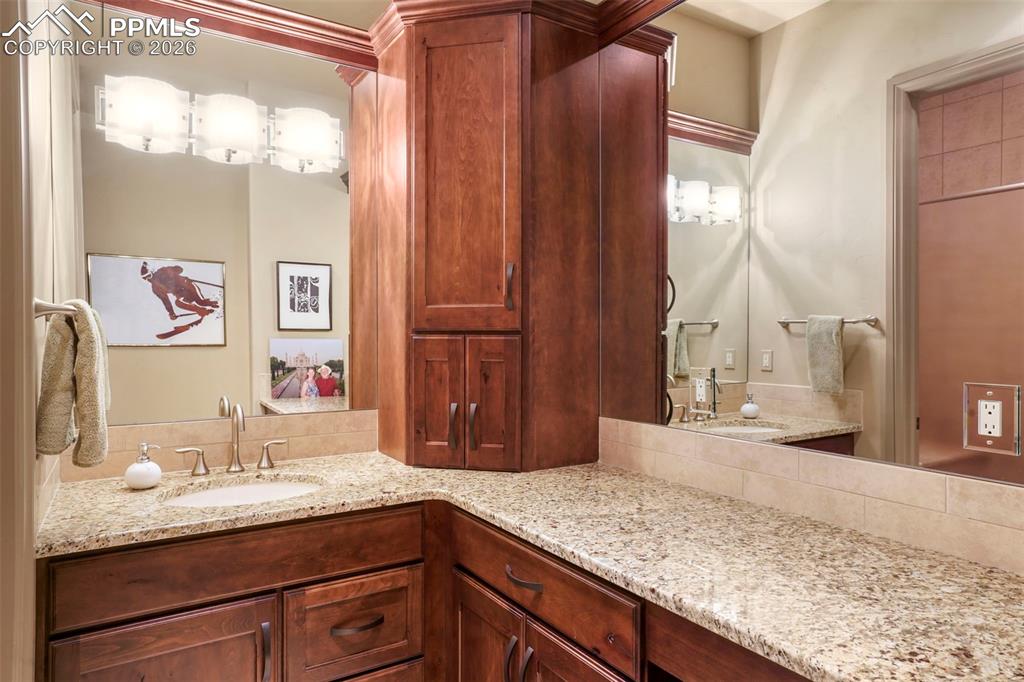 Image 22 of 50: Bathroom