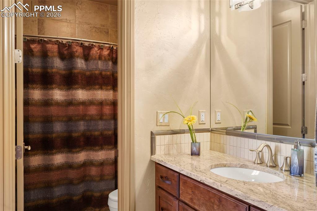 Image 39 of 50: Bathroom