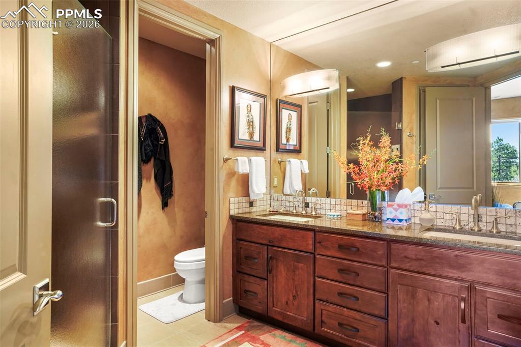 Image 42 of 50: Bathroom