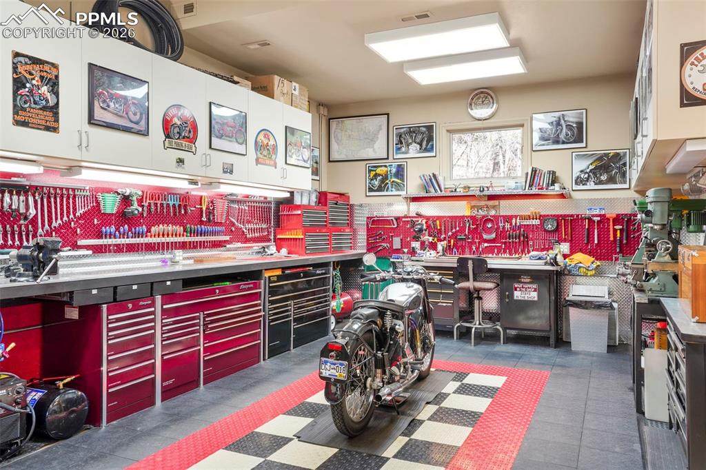 Image 48 of 50: Garage