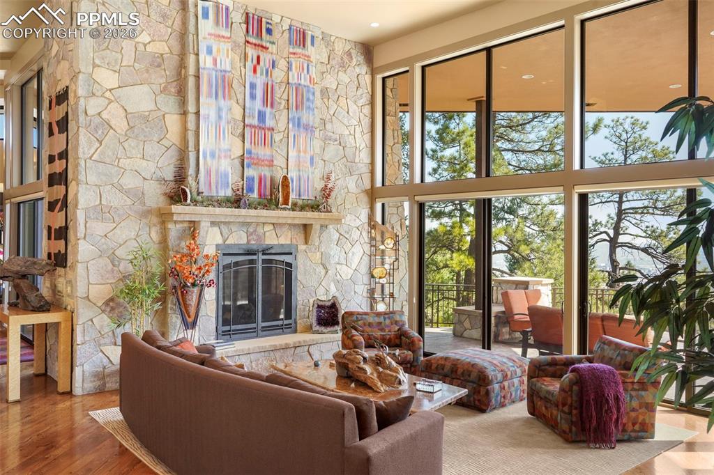 Image 6 of 50: Living Room