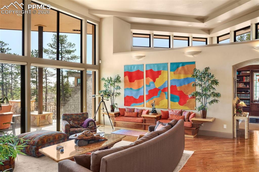 Image 7 of 50: Living Room