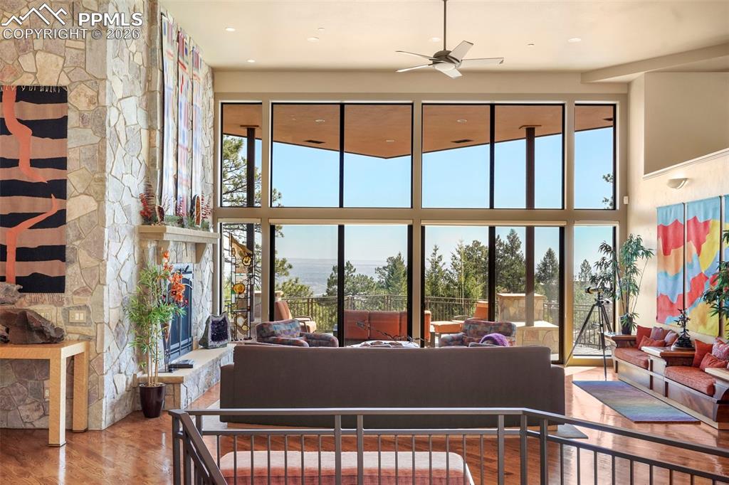 Image 8 of 50: Living Room