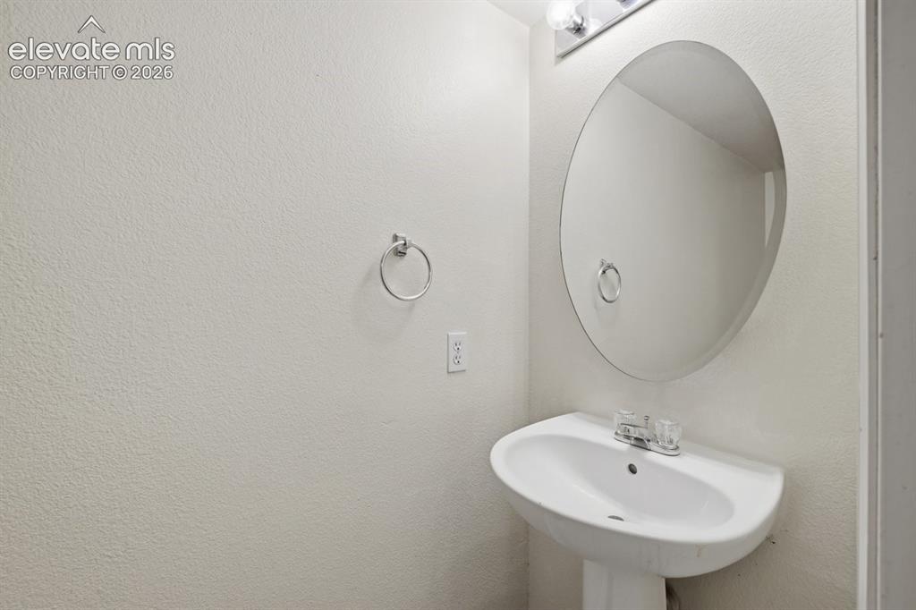 Image 19 of 21: Bathroom