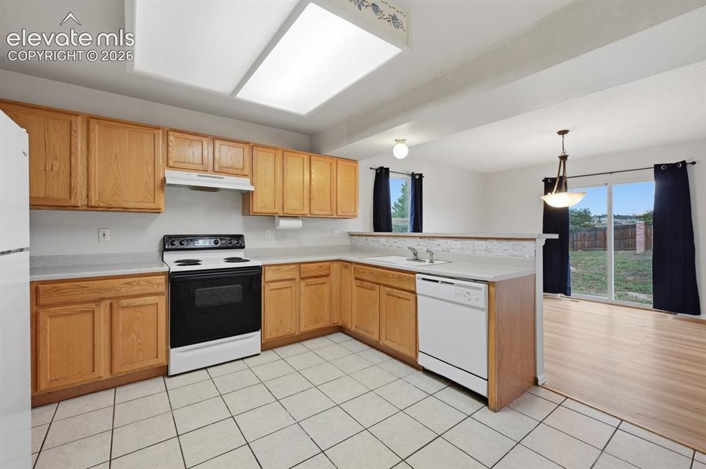 Image 2 of 21: Kitchen