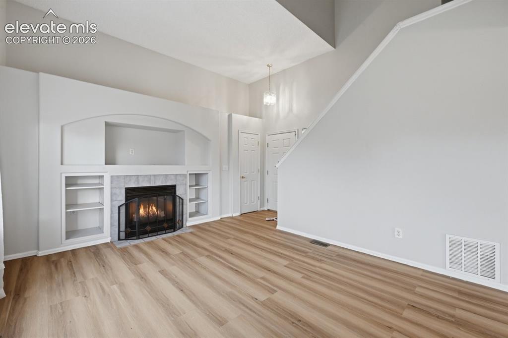 Image 4 of 21: Living Room