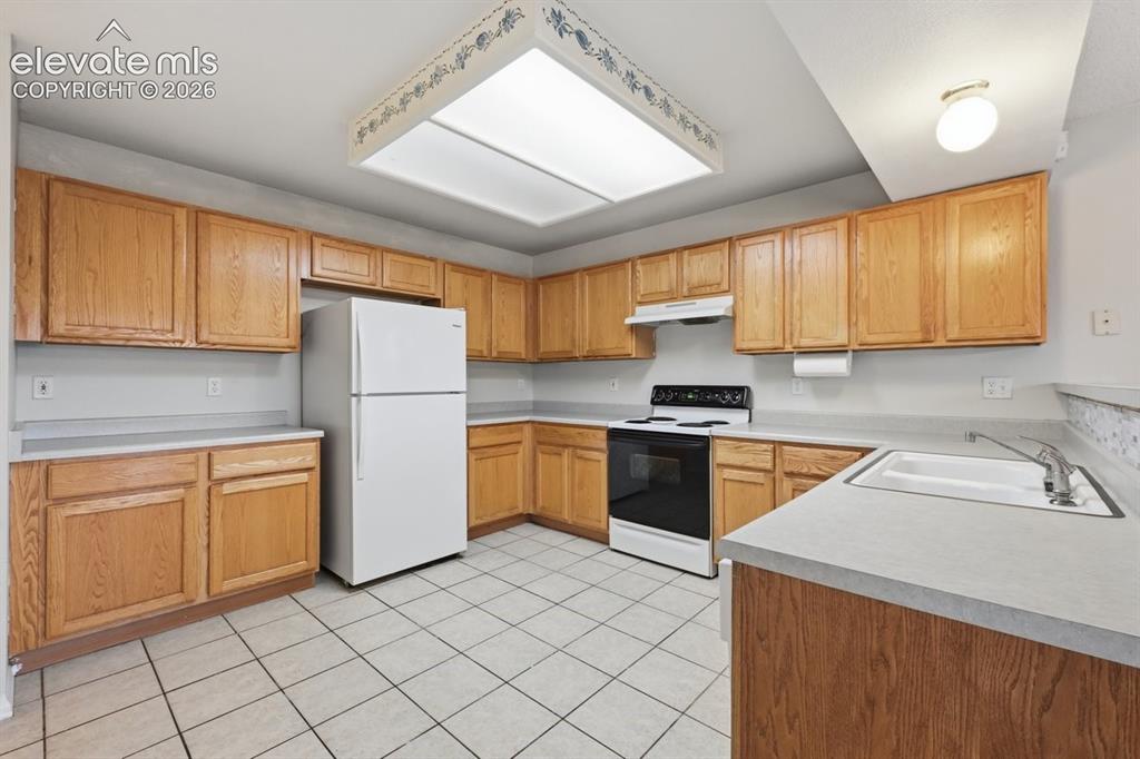 Image 7 of 21: Kitchen