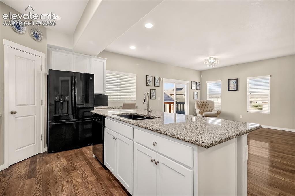 Image 4 of 40: Kitchen