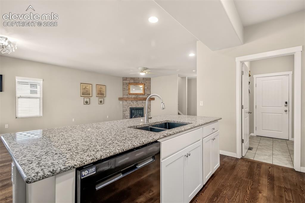 Image 5 of 40: Kitchen
