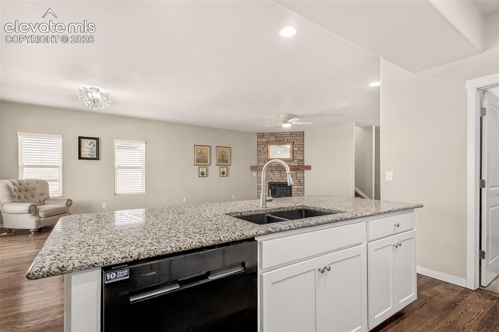 Image 6 of 40: Kitchen