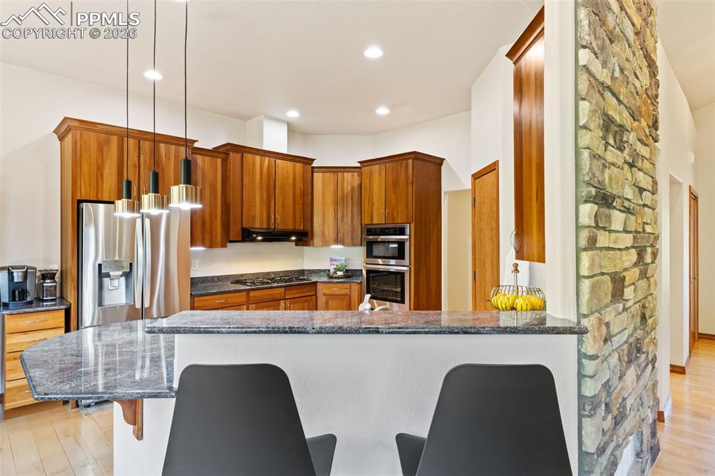 Image 18 of 43: Kitchen