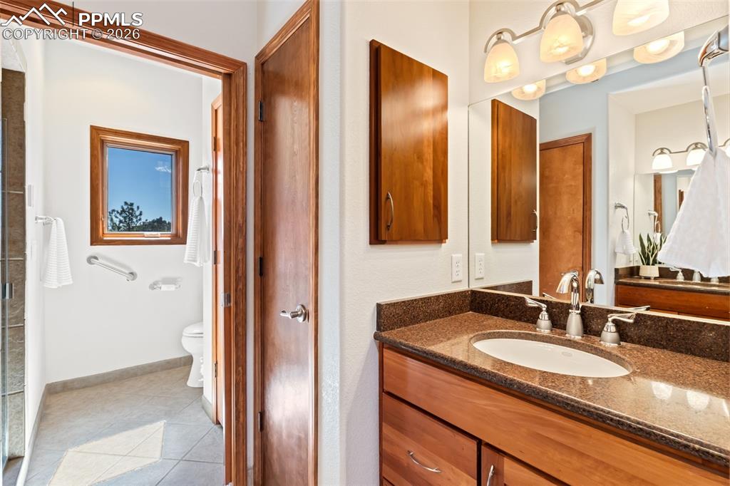 Image 38 of 43: Bathroom