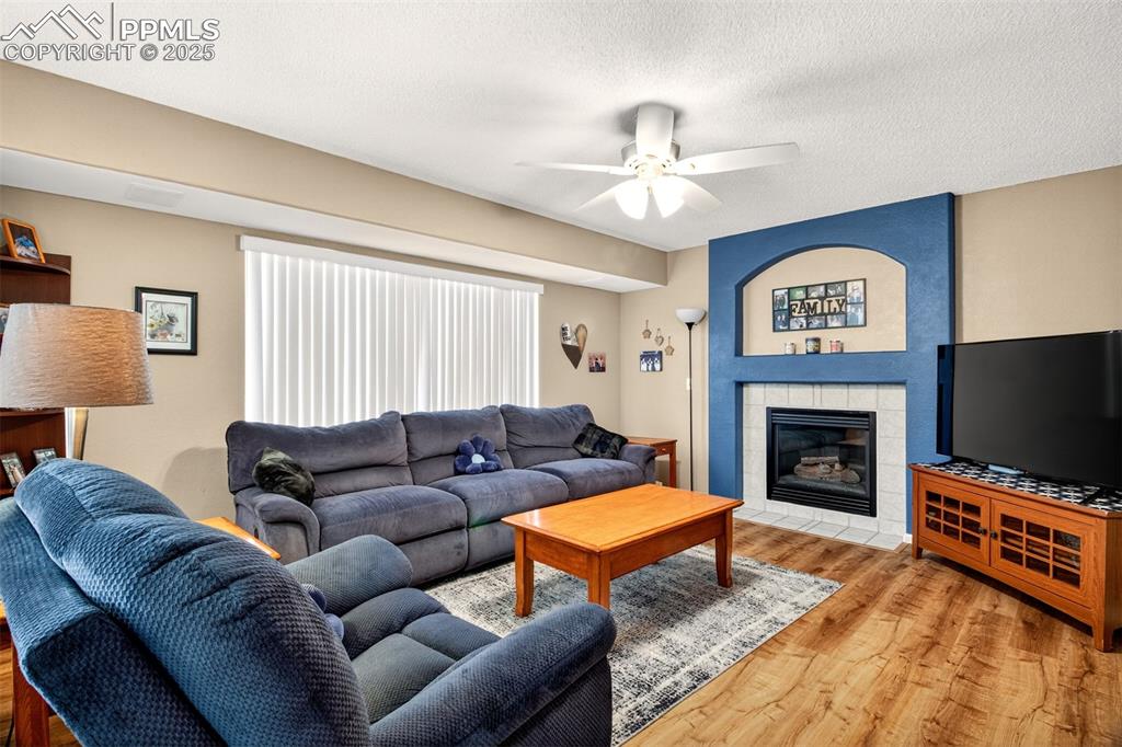 Image 10 of 21: Living Room