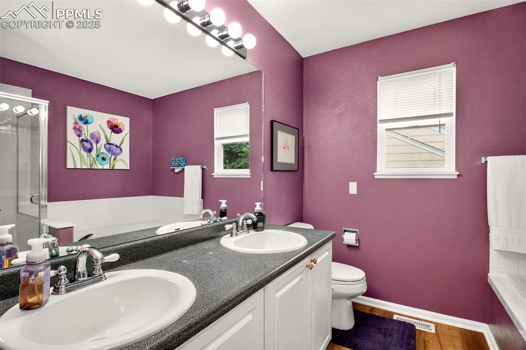 Image 17 of 21: Bathroom
