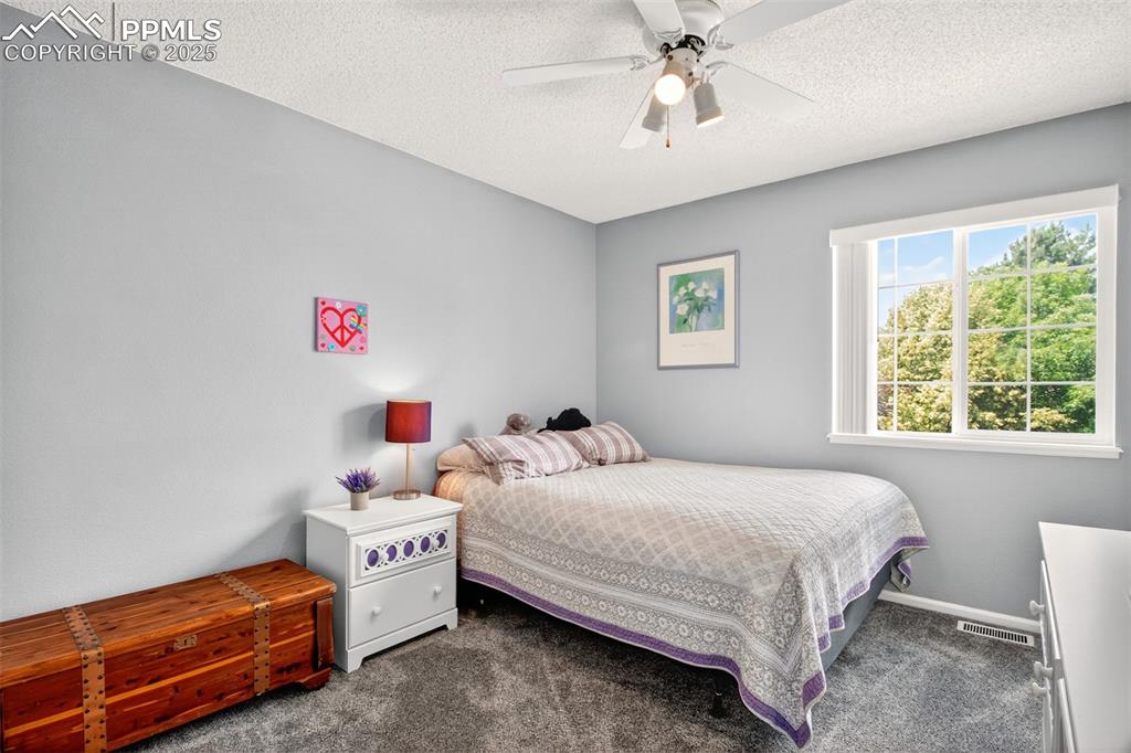 Image 18 of 21: Bedroom